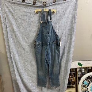 Cute comfy maternity overalls !